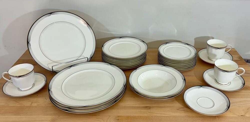 Lenox Debut Collection ERICA Dinnerware Set 29 Piece White Gold Black LIKE NEW!